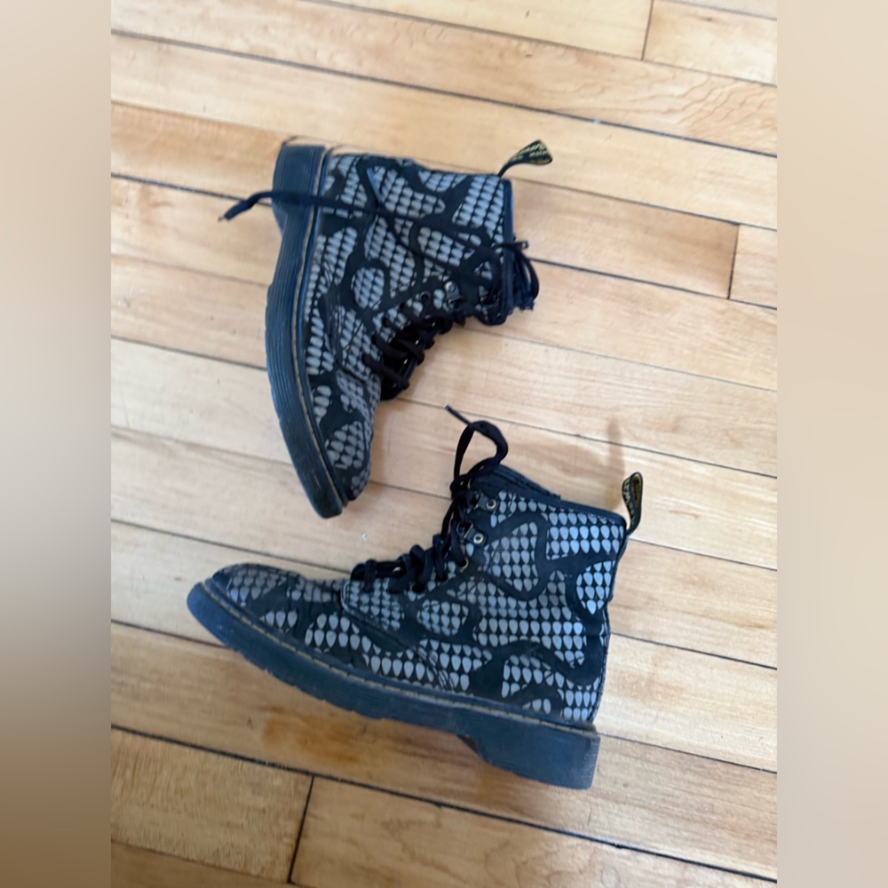 Dr Martens Delaney Glow boots unisex youth